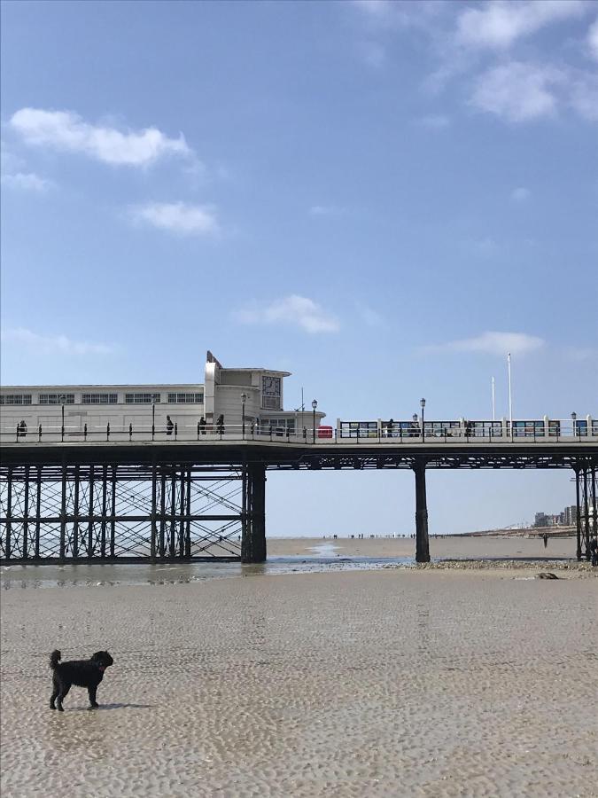 ワージング Warwick House - Stunning House With Terrace And Sea Views, Sleeps 11ヴィラ エクステリア 写真