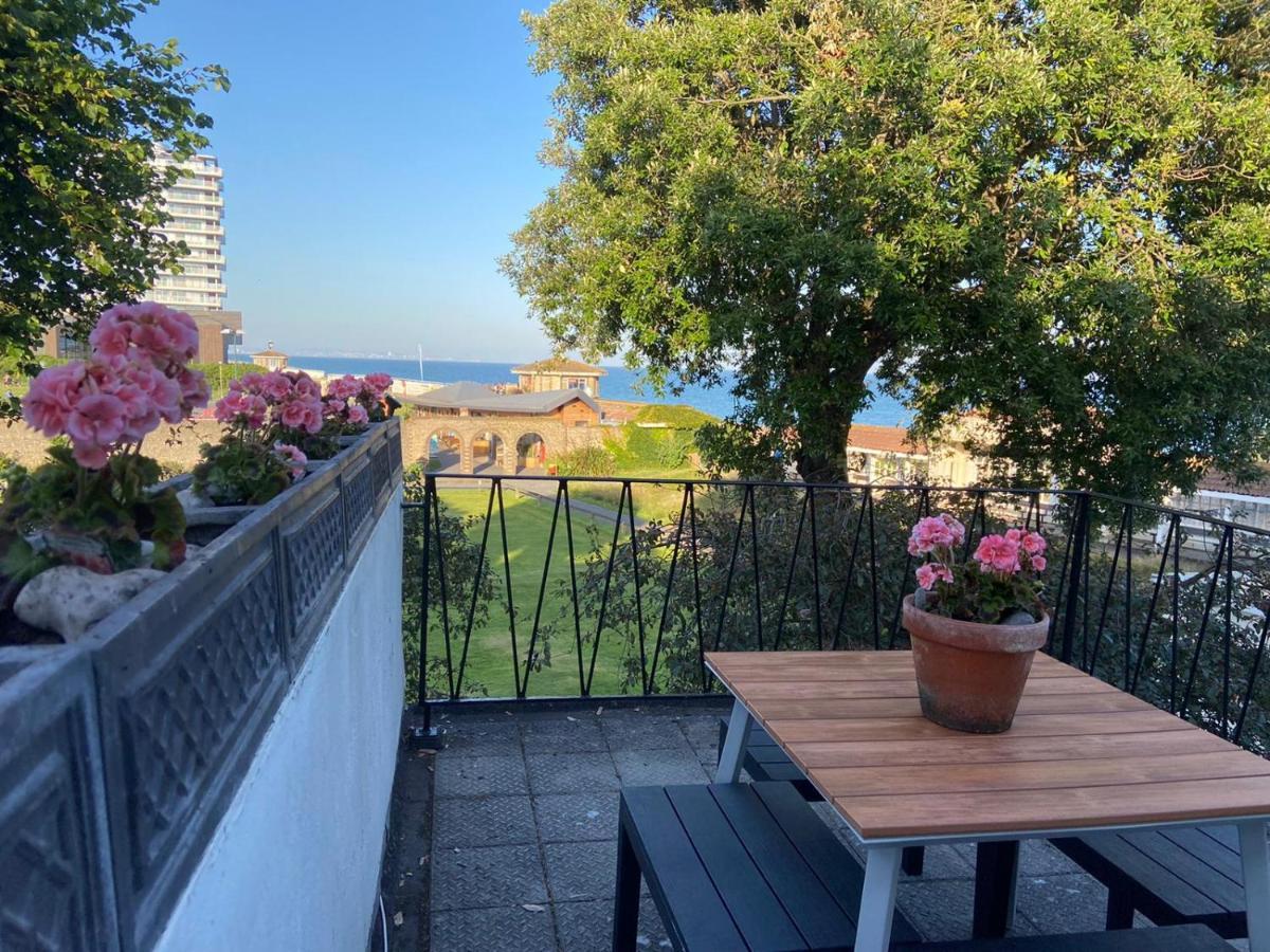 ワージング Warwick House - Stunning House With Terrace And Sea Views, Sleeps 11ヴィラ エクステリア 写真