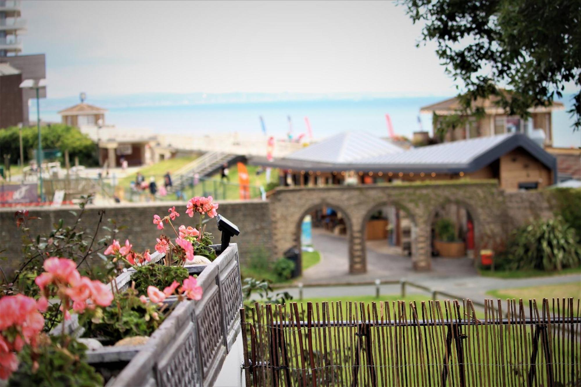 ワージング Warwick House - Stunning House With Terrace And Sea Views, Sleeps 11ヴィラ エクステリア 写真